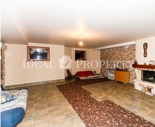 Lieliska savrupmāja Asaros, Jūrmalā, netālu no jūras.